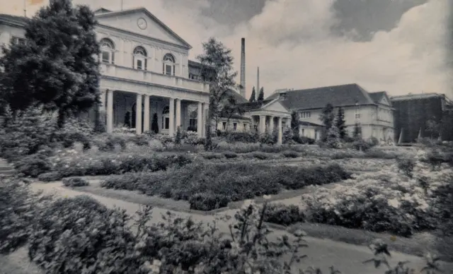 Bad Salzuflen, angeblich um 1950. Der Rosengarten in Schwarzweiß.⁠
⁠
#badsalzuflen #badsalzuflenmeinestadt❤️ #schötmar #zeitreise #alteaufnahmen #geschichteerleben #owl #ostwestfalen #ostwestfalenlippe #meinestadt #heimatliebe #vergangenezeiten #historischemomente #rosengarten #nostalgiepur #stadtgeschichte #historylovers #salzstreuner